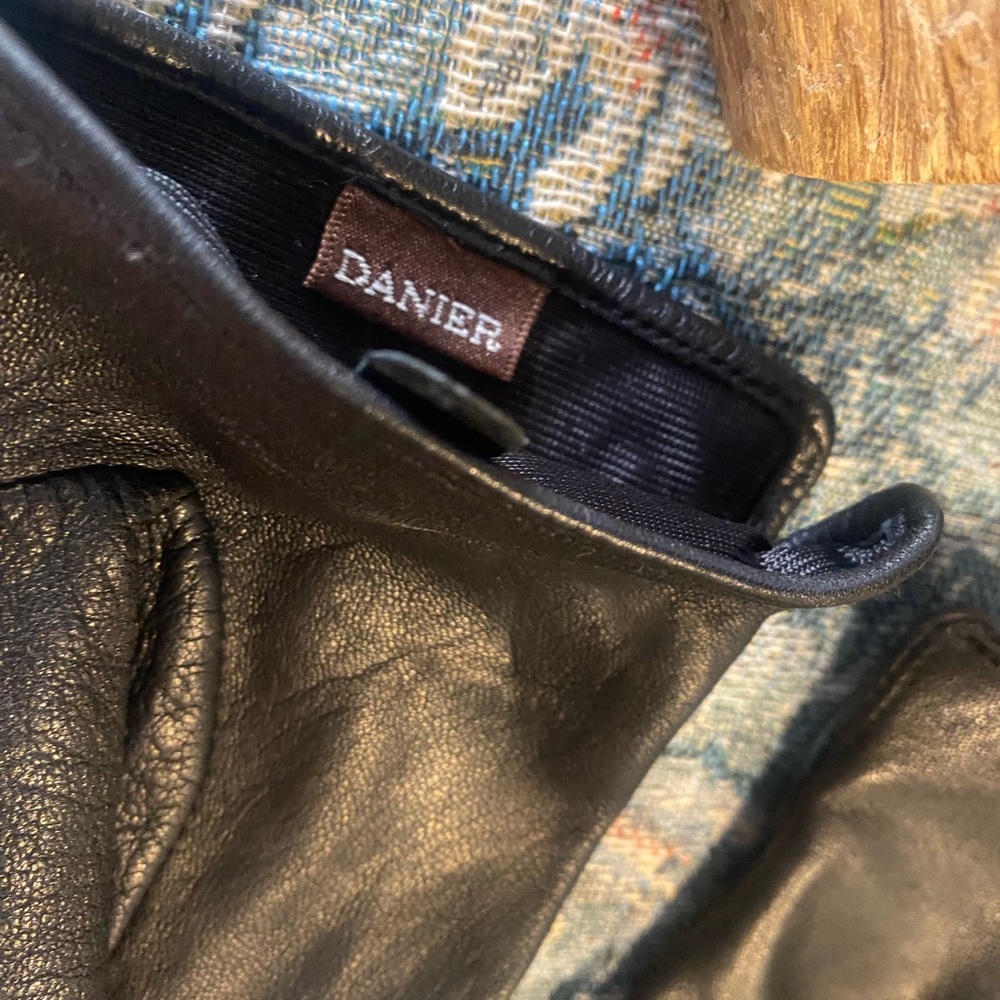 Danier Black Leather Women’s Gloves with Button Detail - Picture 3 of 5